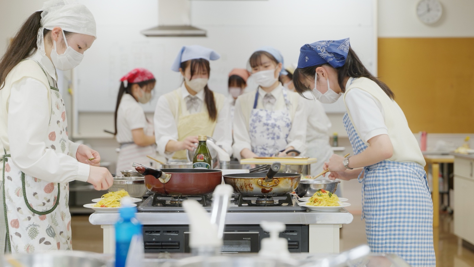 調理実習でコンロの前に立つ生徒たち