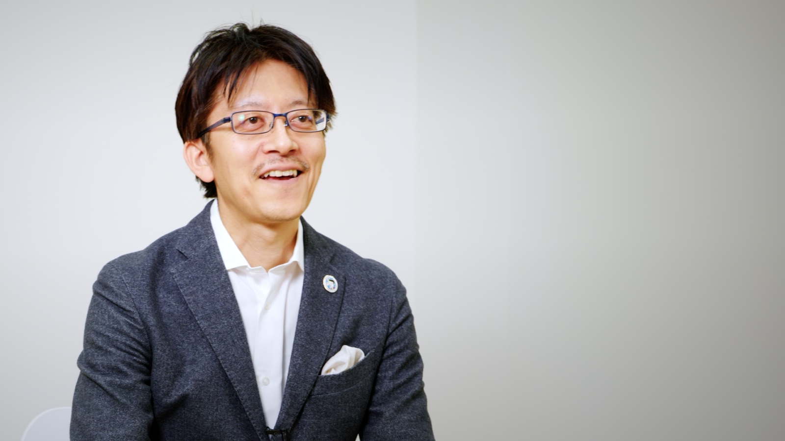 笑顔で話すかたづけ士 小松やすしさん